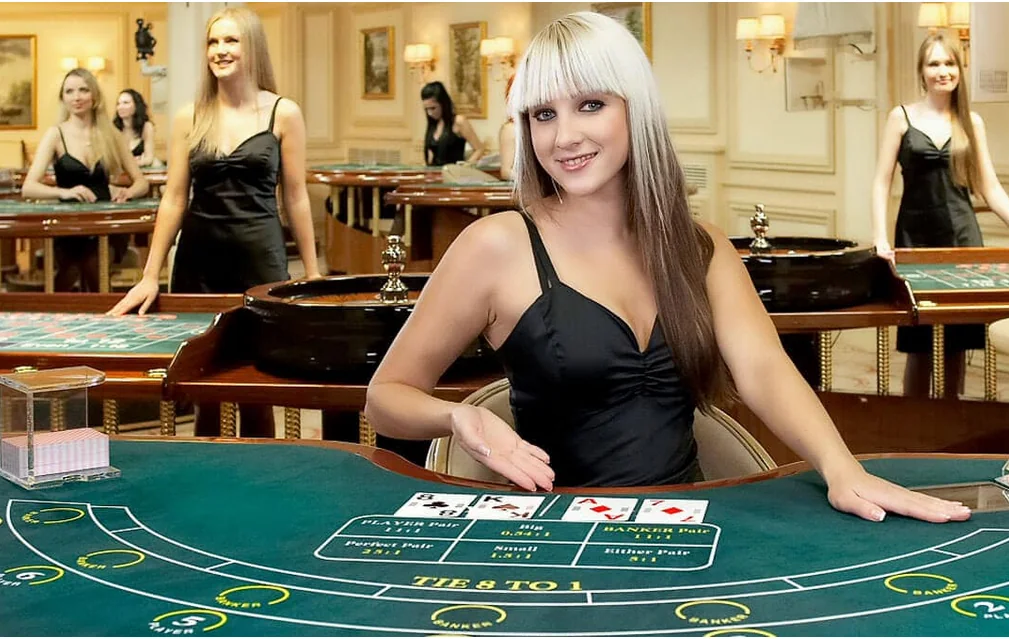 Antarmuka kasino live yang menampilkan dealer dan meja permainan
